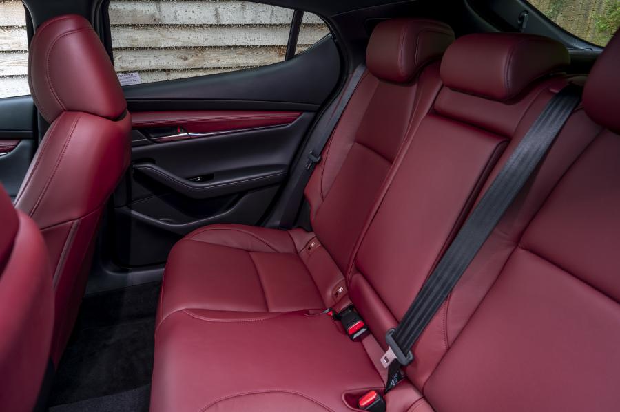 Интерьер Mazda3 Skyactiv-X AWD Hatchback (BP) 2019 года  (UK) (фото 30 из 42)